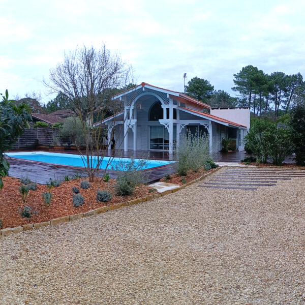 Aménagement stationnement en gravier au Cap Ferret et bordures en pierre